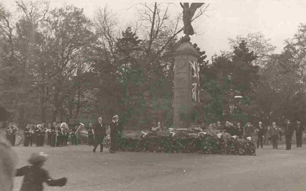 Station Road war memorial Cenotaph wreath laying mono (2)